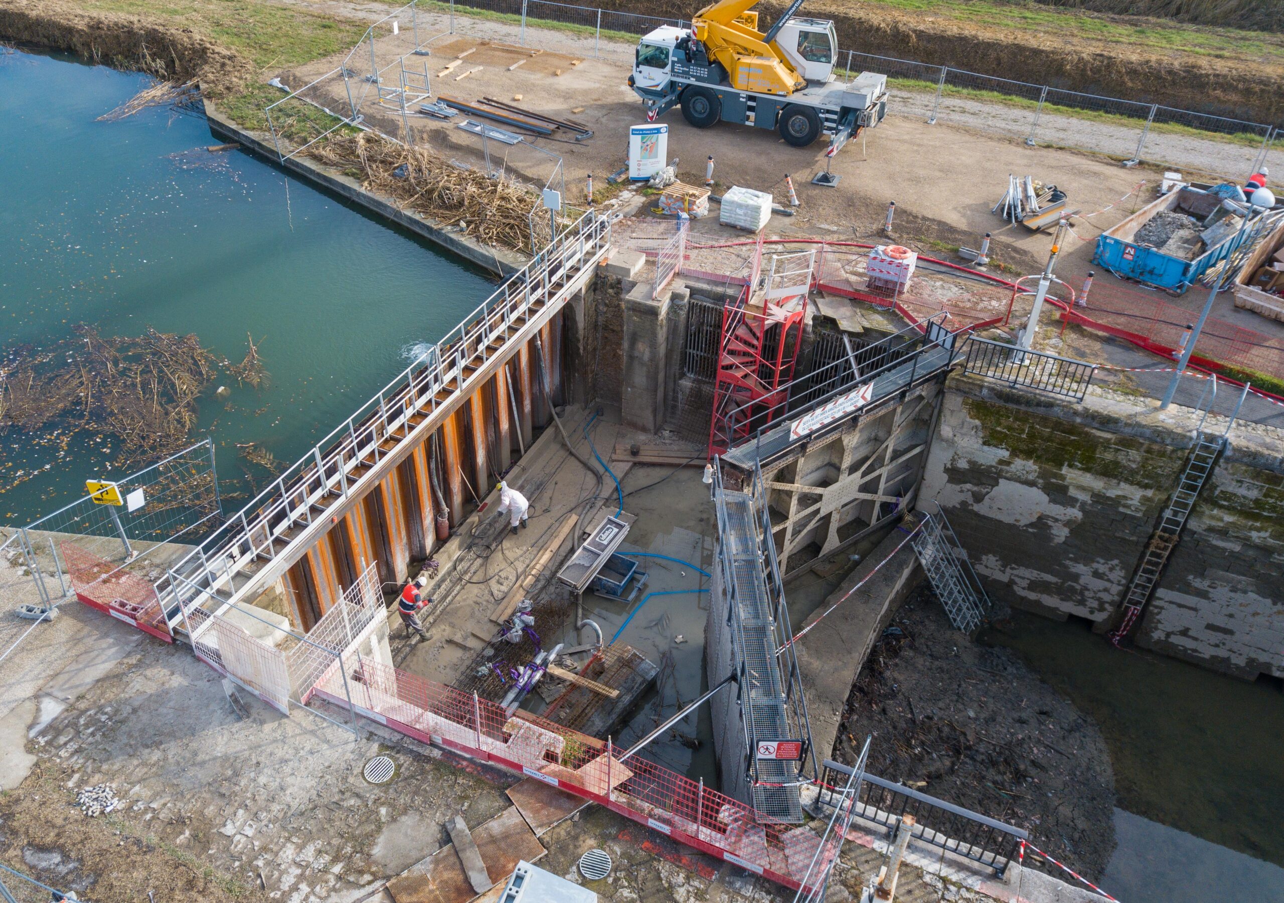 Chantier de réhabilitation d'une écluse